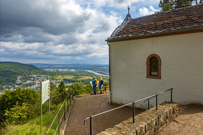 Wanderer an der Löschemer Kapelle am Moselsteig Seitensprung Wasserliescher Panoramasteig, Moselsteig, Wasserliesch, Mosel, Moseltal, Rheinland-Pfalz, Deutschland