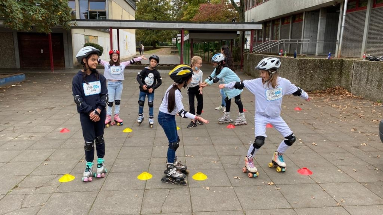 Kinder beim Inlinertraining