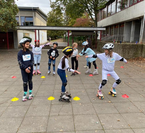 Kinder beim Inlinertraining