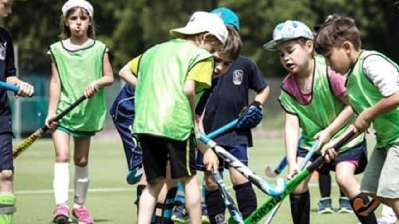 Kinder beim Hockey