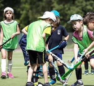 Kinder beim Hockey