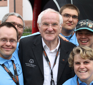 Karl-Heinz Thommes und fünf weitere junge Menschen lachen in die Kamera
