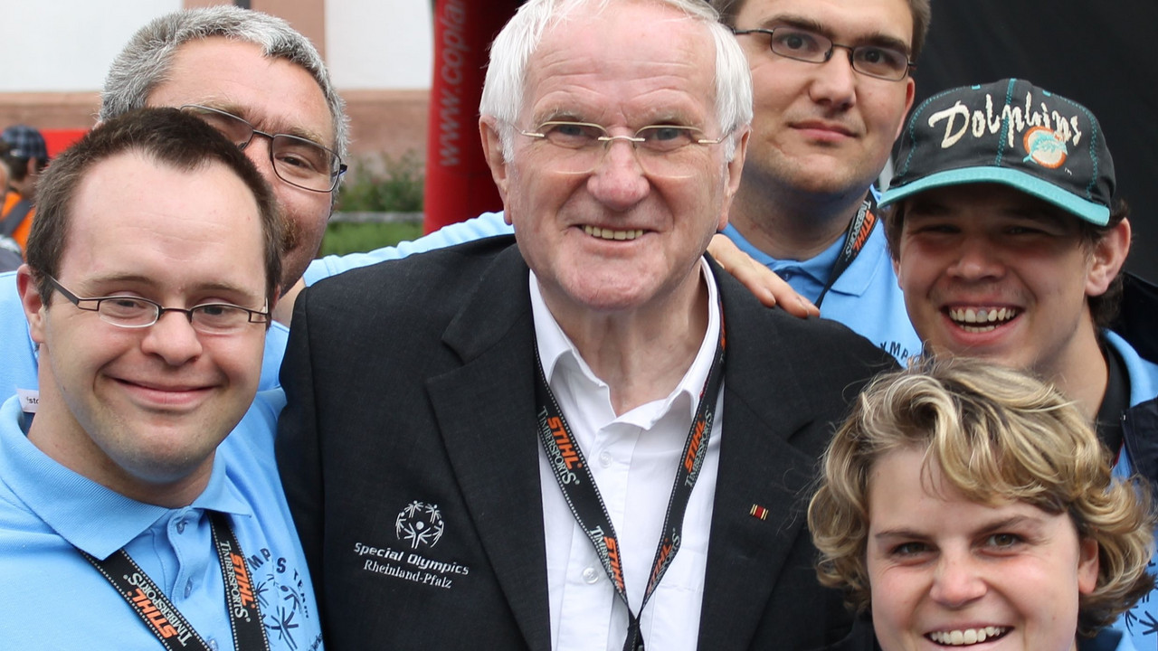 Karl-Heinz Thommes und fünf weitere junge Menschen lachen in die Kamera
