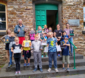 Kinder mit Bewegungssteinetafeln