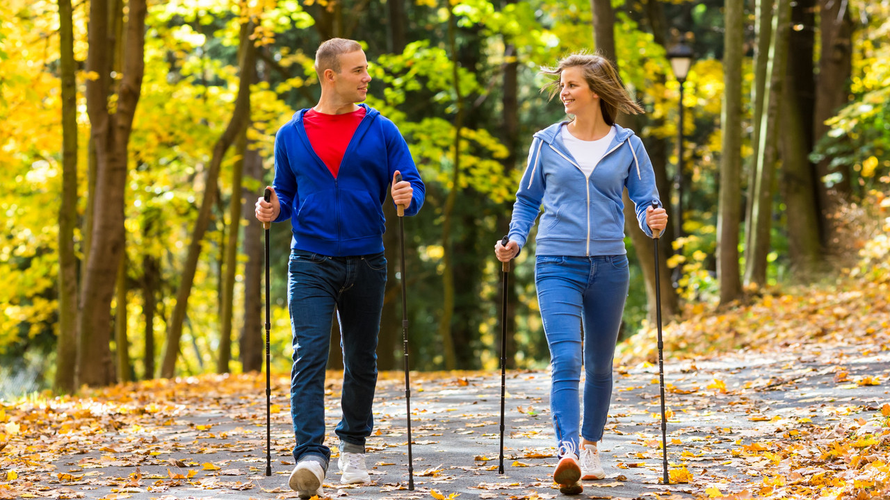 2 Personen beim Nordic Walking