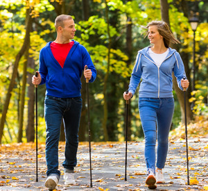 2 Personen beim Nordic Walking