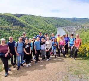 Blick ins Dortebachtal mit Wandergruppe