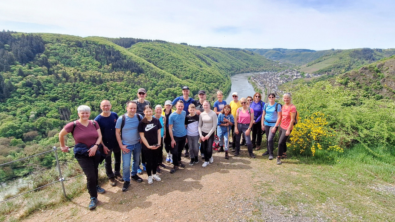Blick ins Dortebachtal mit Wandergruppe