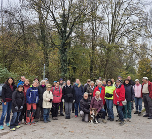 Gruppenbild von Wandergruppe auf Parkplatz