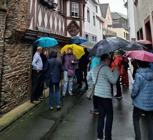 Menschen mit Regenschirm in der Altstadt Cochem