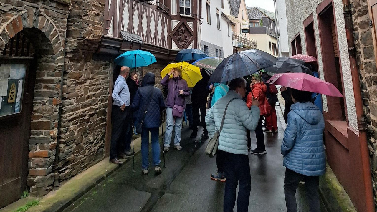 Menschen mit Regenschirm in der Altstadt Cochem