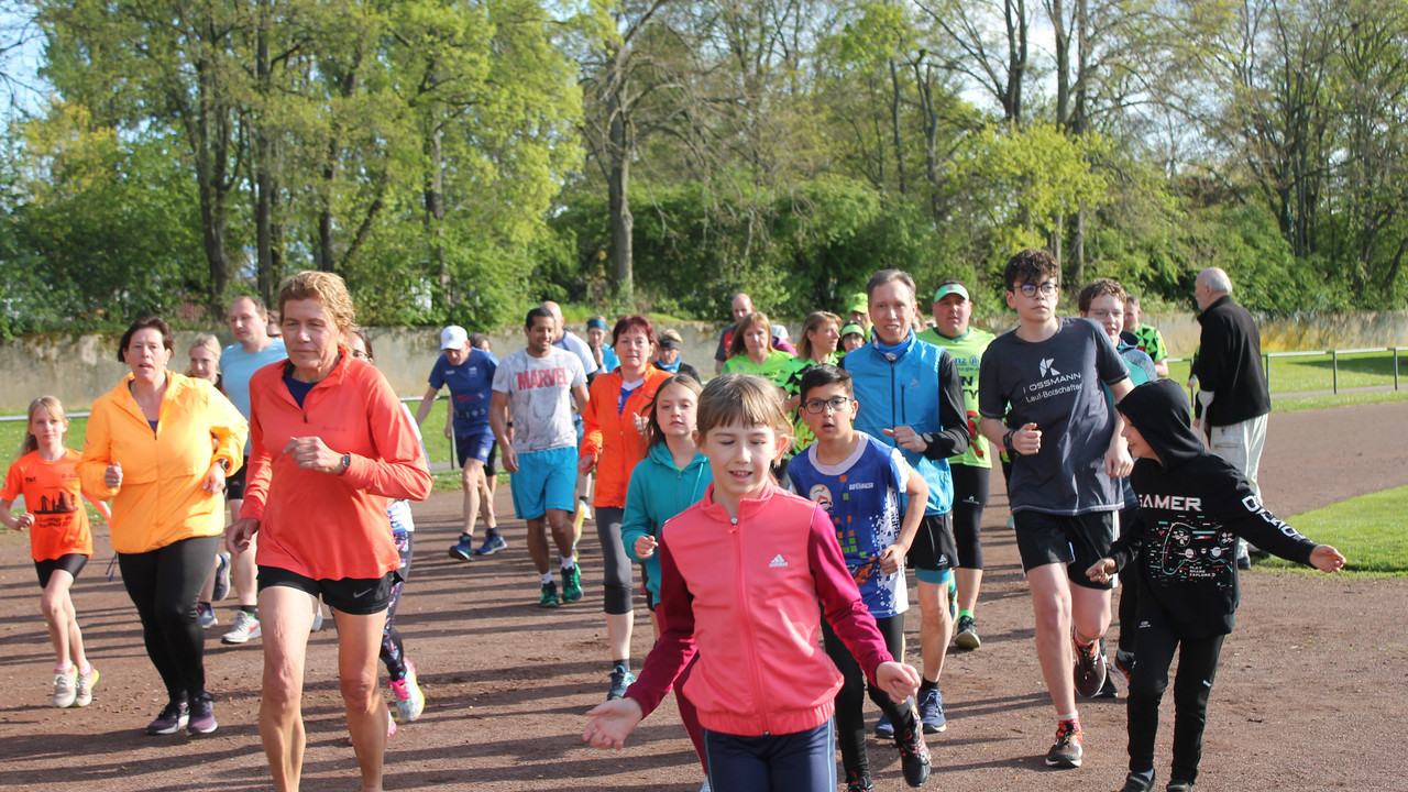 Laufende Erwachsene und Kinder im Sportpark Ludwigshafen