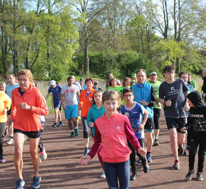 Laufende Erwachsene und Kinder im Sportpark Ludwigshafen