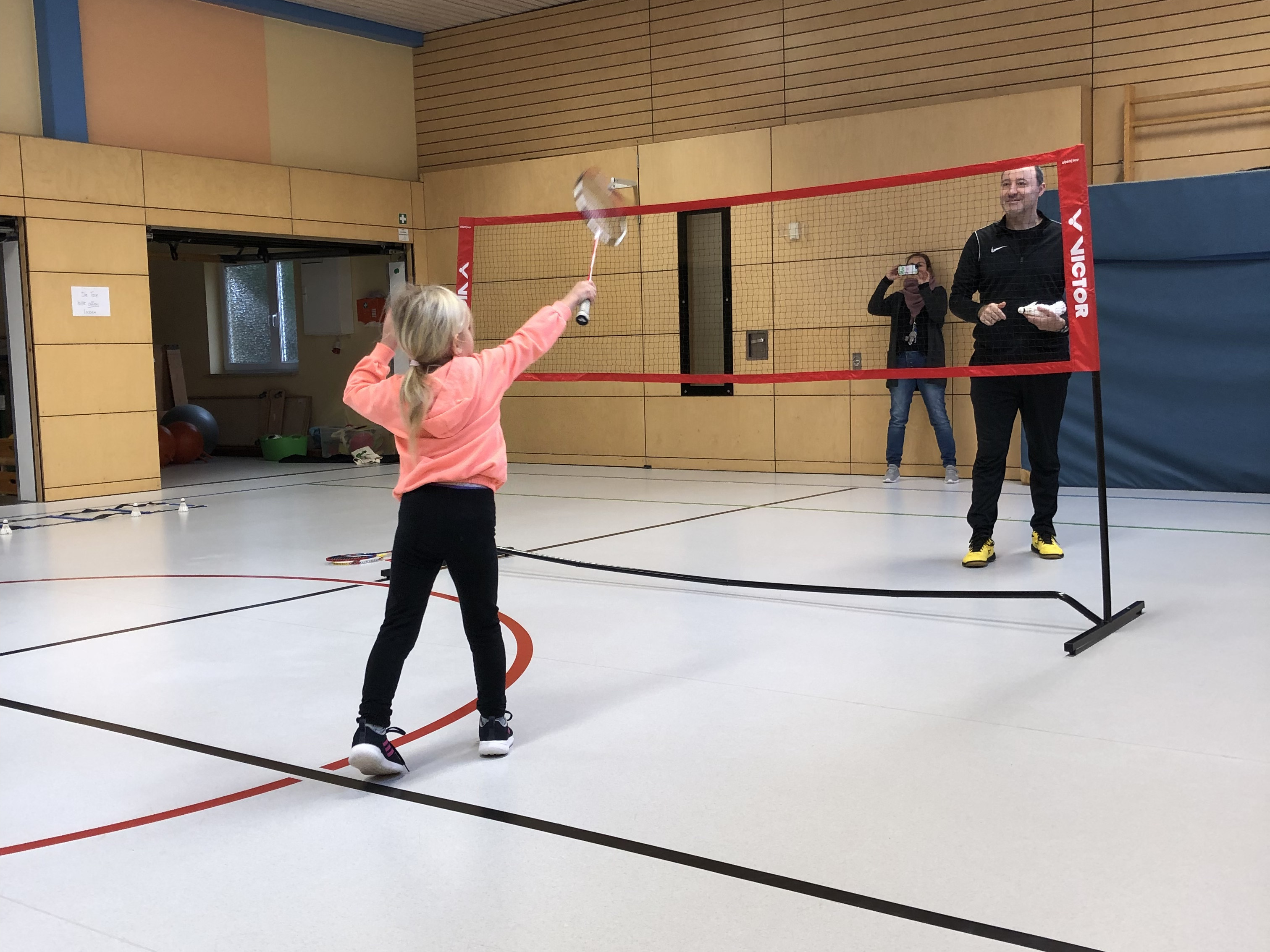 Kind spielt Badminton 