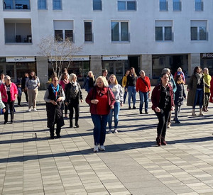 Frauen tanzen auf einem Platz