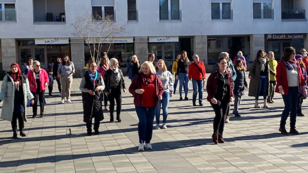 Frauen tanzen auf einem Platz